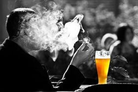 beber álcool estimula a vontade de fumar