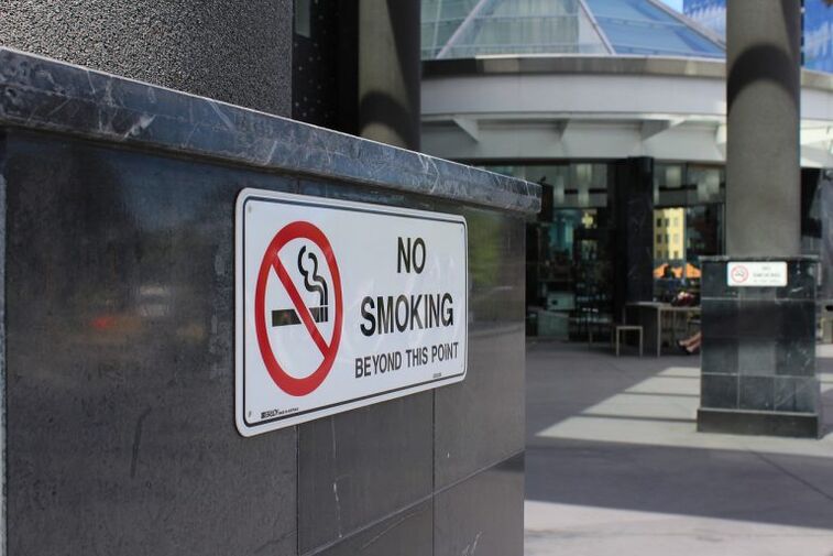 proibição de fumar em locais públicos incentiva a cessação do tabagismo